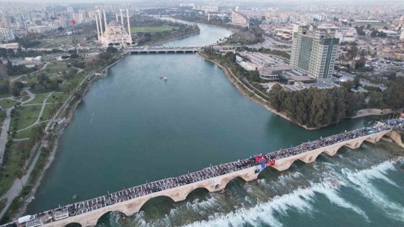 YÜREĞİR BELEDİYESİ TARİHİ TAŞKÖPRÜ’DE HALK İFTARI DÜZENLEDİ