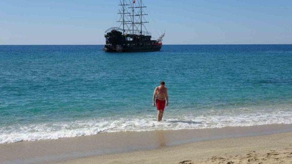 ALANYA’DA MART GÜNEŞİ: HAVA SICAKLIĞI 18’E ÇIKTI, SAHİLLER HAREKENLENDİ