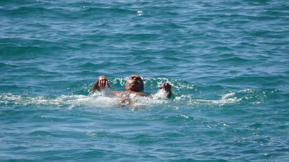 ALANYA’DA MART GÜNEŞİ: HAVA SICAKLIĞI 18’E ÇIKTI, SAHİLLER HAREKENLENDİ