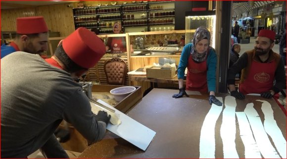 RAMAZAN AYININ VAZGEÇİLMEZİ KÜNCÜLÜ HELVANIN KUYRUĞU BİTMİYOR