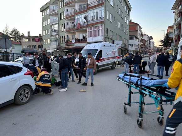 ISPARTA’DA AYDINLATMA DİREĞİNE ÇARPAN MOTOSİKLETTEKİ 2 KİŞİ YARALANDI