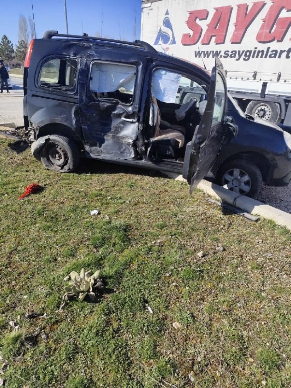 ISPARTA’DA TIR İLE OTOMOBİL ÇARPIŞTI: 2 YARALI