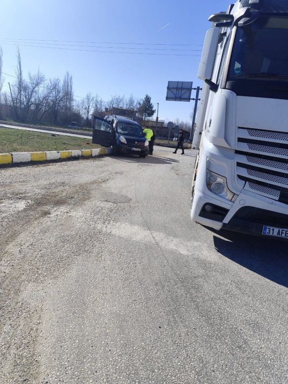 ISPARTA’DA TIR İLE OTOMOBİL ÇARPIŞTI: 2 YARALI