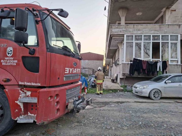 SAMANDAĞ’DA EVİN MUTFAĞINDA ÇIKAN YANGIN KORKUTTU
