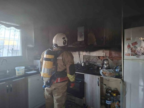 SAMANDAĞ’DA EVİN MUTFAĞINDA ÇIKAN YANGIN KORKUTTU