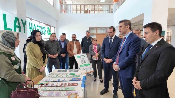 YÜREĞİR KAYMAKAMLIĞINDA YEŞİLAY HAFTASI STANDI AÇILDI