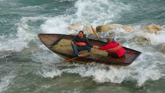 SEYHAN NEHRİ’NDE CAN PAZARI: ELE ELE TUTUŞUP YARDIM BEKLEDİLER