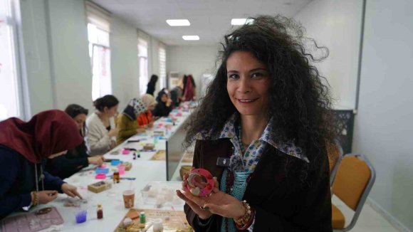 KAHRAMANMARAŞ’TA GENÇLER PUSULA MARAŞ’IN ATÖLYESİNDE HEM ÖĞRENDİ HEM ÜRETTİ