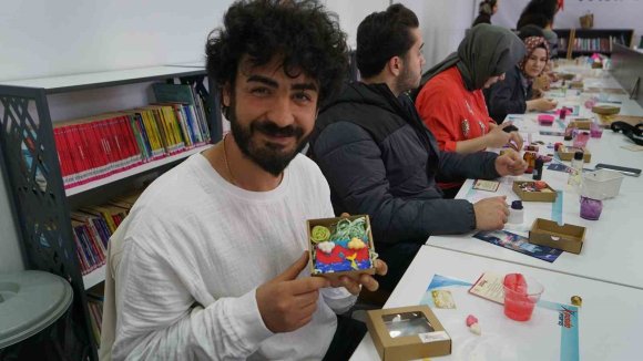 KAHRAMANMARAŞ’TA GENÇLER PUSULA MARAŞ’IN ATÖLYESİNDE HEM ÖĞRENDİ HEM ÜRETTİ