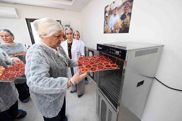 MERSİN’DE KAN PORTAKALI KADINLARIN ELİNDE DEĞER KAZANIYOR