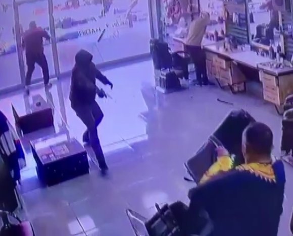 ADANA’DA BERBERDE BÖYLE ATEŞ ETTİ: 1 YARALI