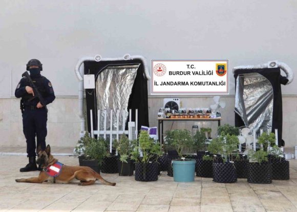 BURDUR’DA EVİ UYUŞTURUCU İMALATHANESİNE ÇEVİREN ŞÜPHELİ TUTUKLANDI