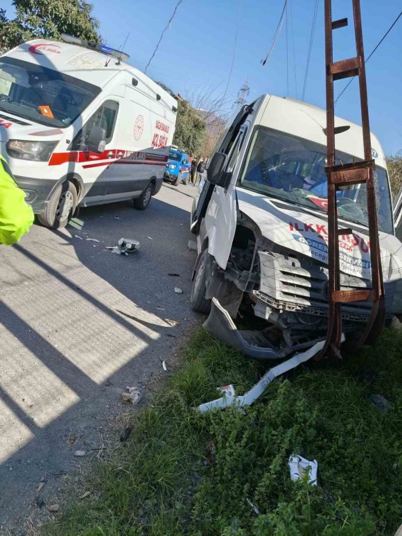 DÖRTYOL’DA ÖĞRENCİ SERVİSİ ELEKTRİK DİREĞİNE ÇARPTI: 4 YARALI