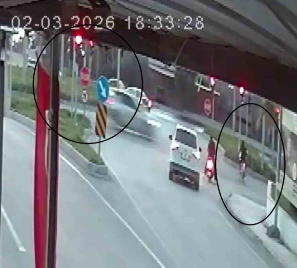 IŞIK İHLALİ YAPAN MOTOSİKLET OTOMOBİLLE ÇARPIŞTI: 2 YARALI