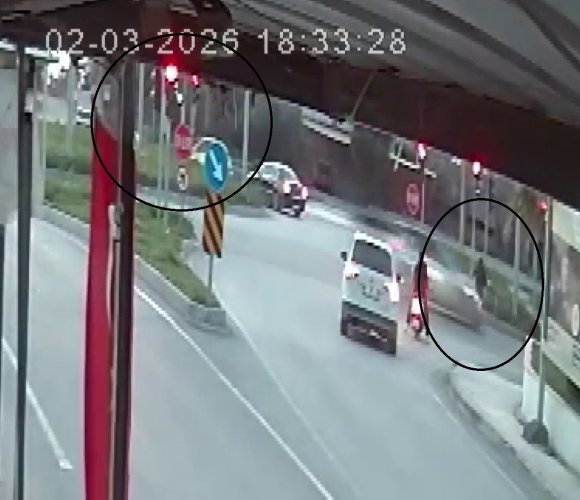 IŞIK İHLALİ YAPAN MOTOSİKLET OTOMOBİLLE ÇARPIŞTI: 2 YARALI