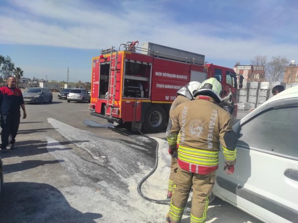 ARSUZ’DA ARAÇ YANGINI