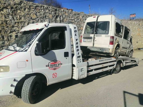 ISPARTA’DA KONTROLDEN ÇIKAN ARAÇ KÖPRÜDEN UÇTU: 1’İ AĞIR 3 YARALI