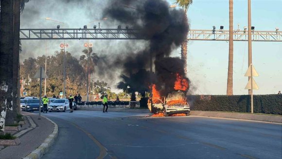 SEYİR HALİNDEKİ OTOMOBİL ALEV ALEV YANDI: 2 KİŞİ SON ANDA KURTULDU