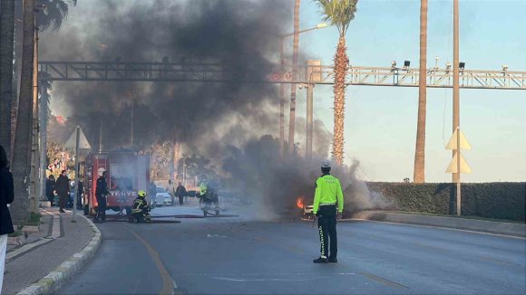 SEYİR HALİNDEKİ OTOMOBİL ALEV ALEV YANDI: 2 KİŞİ SON ANDA KURTULDU