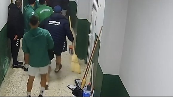 MAÇ ÖNCESİ ORTALIK KARIŞTI: FUTBOLCULAR KRAMPONLARLA DARBEDİLDİ