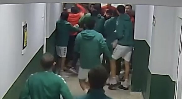 MAÇ ÖNCESİ ORTALIK KARIŞTI: FUTBOLCULAR KRAMPONLARLA DARBEDİLDİ