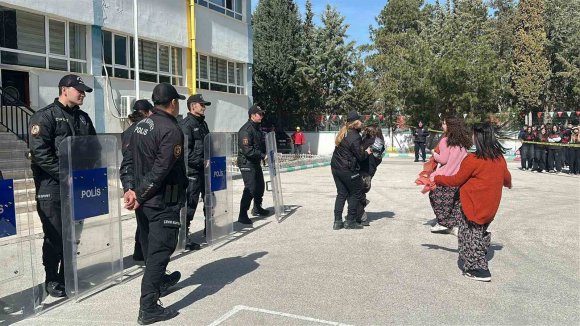 BURDUR’DA GERÇEĞİNİ ARATMAYAN DEPREM TATBİKATI
