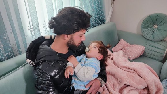 YANGINDAN KURTARDIĞI BEBEKLE BULUŞTU, DUYGUSAL ANLAR YAŞANDI