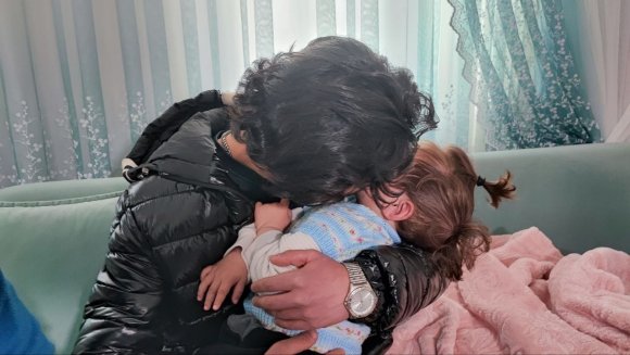 YANGINDAN KURTARDIĞI BEBEKLE BULUŞTU, DUYGUSAL ANLAR YAŞANDI