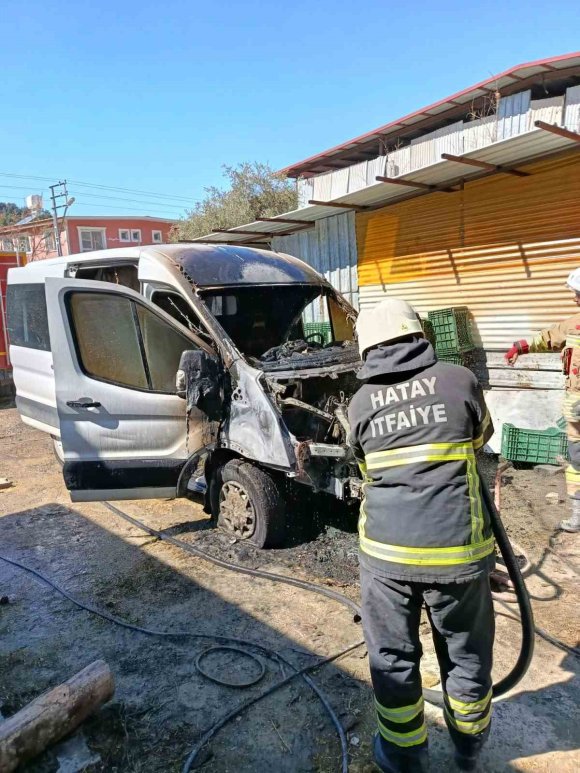 ARSUZ’DA MİNİBÜS YANGINI