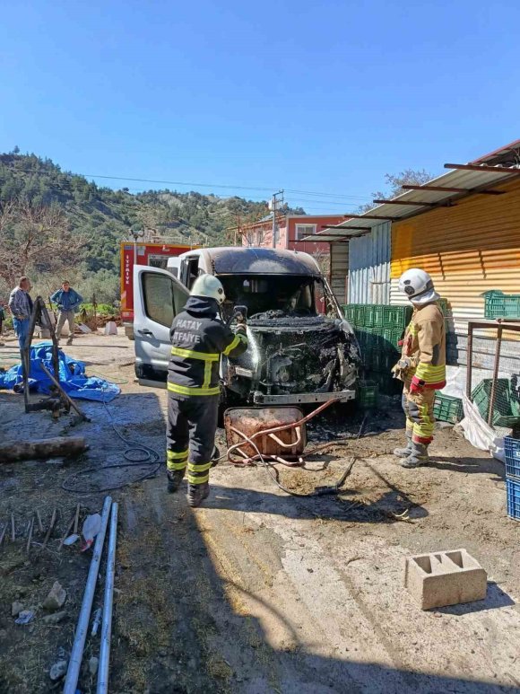 ARSUZ’DA MİNİBÜS YANGINI