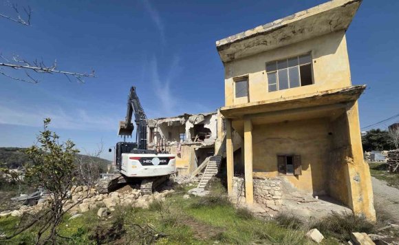 AKDENİZ’DE METRUK BİNALAR BİR BİR YIKILIYOR