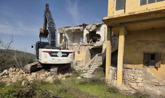 AKDENİZ’DE METRUK BİNALAR BİR BİR YIKILIYOR