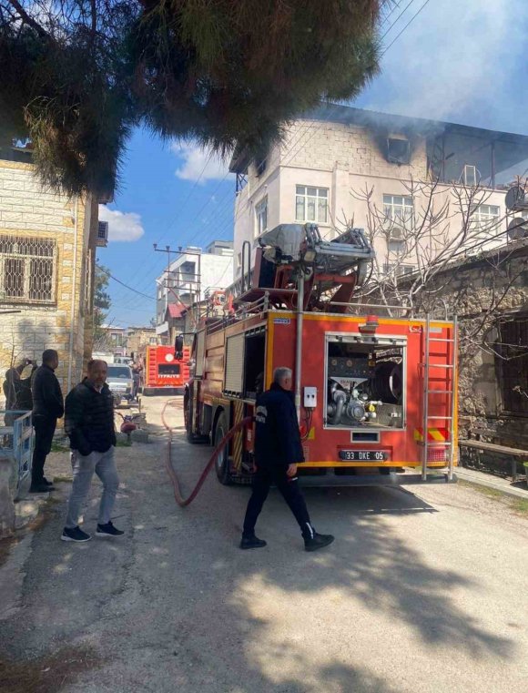 MUT’TA BİR EVİN ÇATI KATINDA ÇIKAN YANGIN KORKUTTU