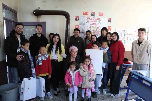 ÜNİVERSİTE ÖĞRENCİLERİ KÖY OKULUNU YENİLEDİ