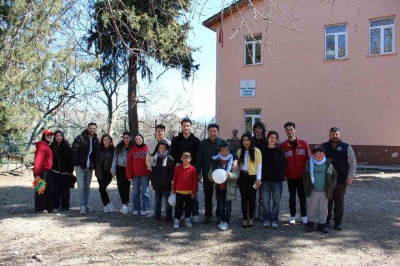 ÜNİVERSİTE ÖĞRENCİLERİ KÖY OKULUNU YENİLEDİ