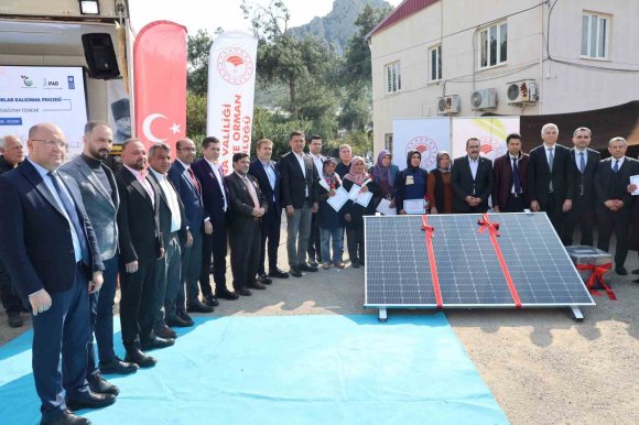ADANA’DA KONARGÖÇER KADINLARA TAŞINABİLİR ENERJİ DESTEĞİ
