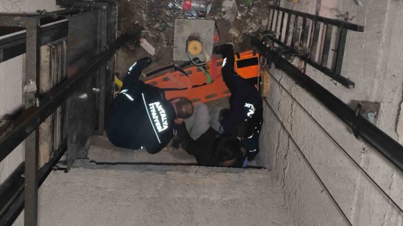 ARIZALANAN ASANSÖRÜ KONTROL ETMEK İSTERKEN ASANSÖR BOŞLUĞUNA DÜŞTÜ