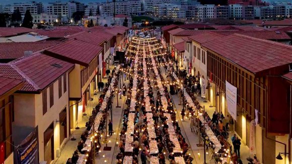 DEPREMDE YERLE BİR OLAN KEMALPAŞA CADDESİ İFTAR SOFRASIYLA YENİDEN HAYAT BULDU