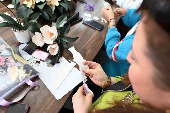 MERSİN’DE KADINLAR YAPAY ÇİÇEK KURSUYLA ÜRETİP KAZANIYOR