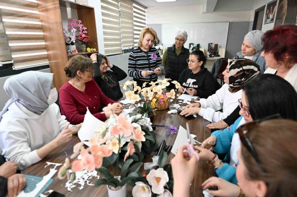 MERSİN’DE KADINLAR YAPAY ÇİÇEK KURSUYLA ÜRETİP KAZANIYOR