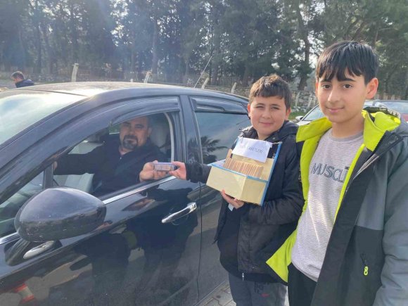 ÖĞRENCİLERDEN SÜRÜCÜLERE HEM SINAV HEM İKRAM