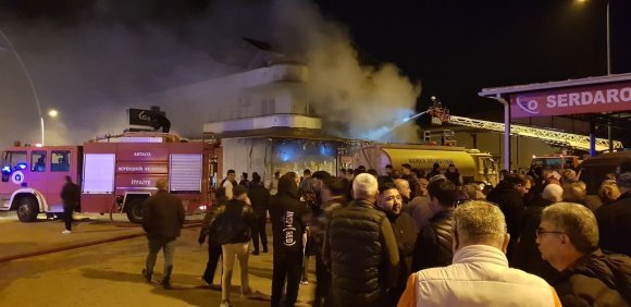 ELEKTRİK MALZEMESİ SATAN İŞ YERİNDEKİ YANGIN MAHALLELİYİ SOKAĞA DÖKTÜ