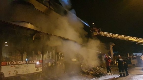 ELEKTRİK MALZEMESİ SATAN İŞ YERİNDEKİ YANGIN MAHALLELİYİ SOKAĞA DÖKTÜ