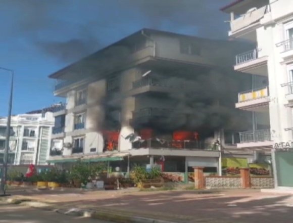 ANTALYA’DA 4 KATLI BİNADA YANGIN PANİĞİ: 2’Sİ ÇOCUK 6 KİŞİ DUMANDAN ETKİLENDİ