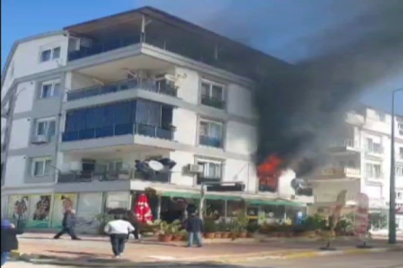 ANTALYA’DA 4 KATLI BİNADA YANGIN PANİĞİ: 2’Sİ ÇOCUK 6 KİŞİ DUMANDAN ETKİLENDİ