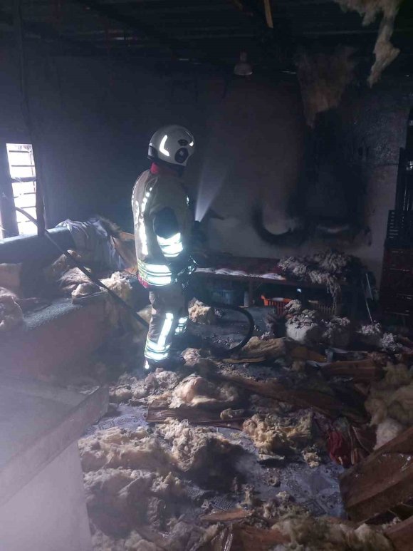 BELEN’DE YANAN EV KULLANILMAZ HALE GELDİ