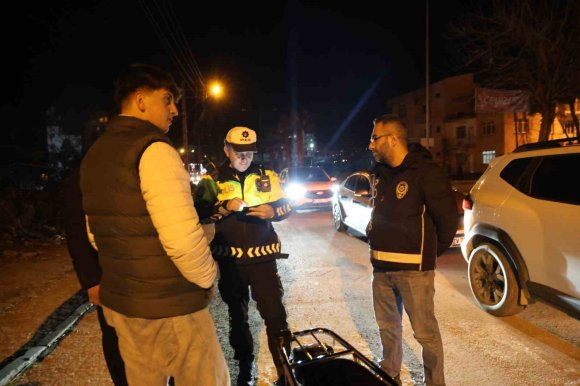 KASKSIZ SÜRÜCÜDEN POLİSE İLGİNÇ TEKLİF: "CEZAYI BANA DEĞİL, PLAKAYA YAZIN"