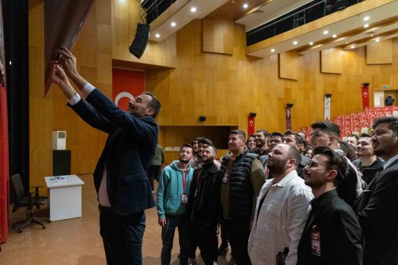 BAŞKAN VEKİLİ ÇİÇEK: "MİKROFON GENÇLİKTE" PROGRAMININ İLK KONUĞU OLDU