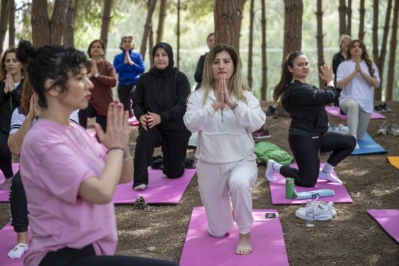 MERSİN’DE KADINLAR DOĞADA YOGA VE SANATLA BULUŞTU