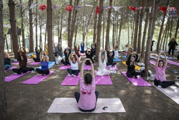 MERSİN’DE KADINLAR DOĞADA YOGA VE SANATLA BULUŞTU